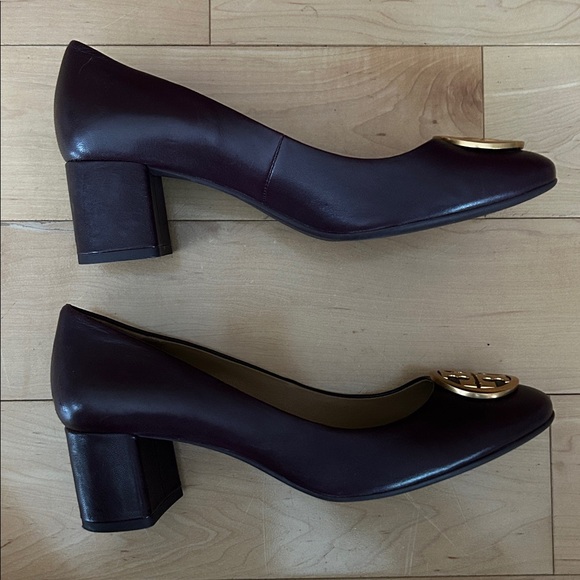 Tory Burch purple pumps with gold logo - Picture 5 of 11